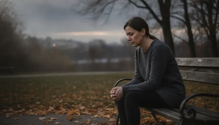 Mulher sentada em um banco de parque ao entardecer, com expressão melancólica, simbolizando a dor do luto.